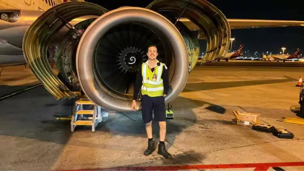 How Much Do Qantas Aircraft Maintenance Engineers & Technicians Earn in 2026? 3 Team of Qantas maintenance engineers and technicians